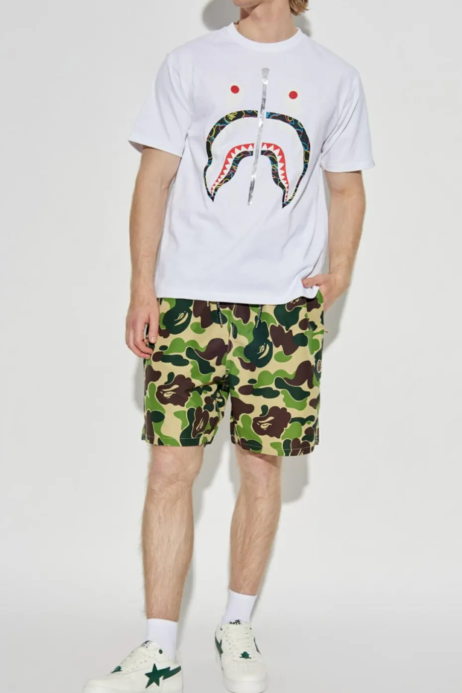 A BATHING APE® GREEN Printed shorts