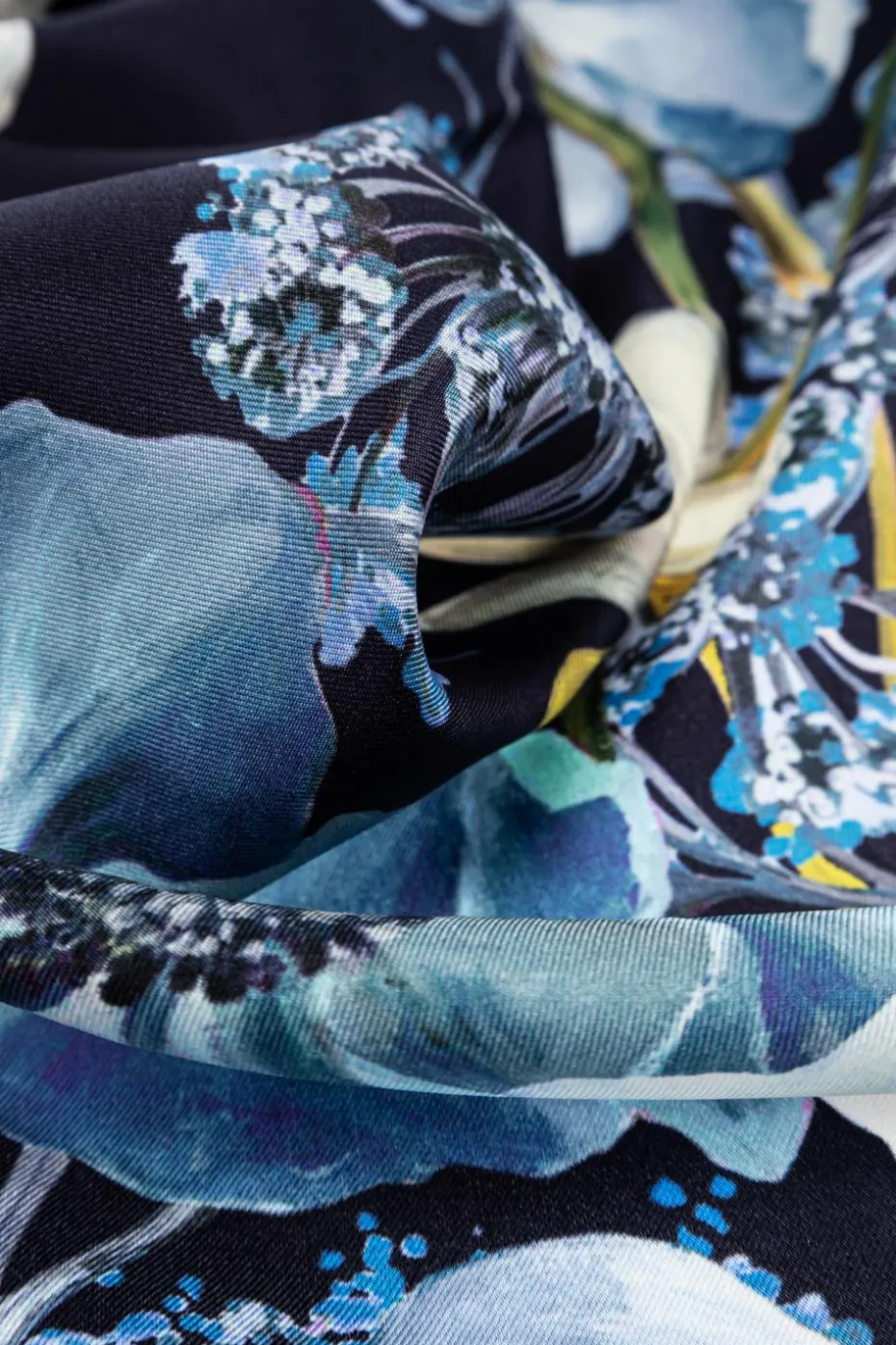 FERRAGAMO NAVY BLUE Silk scarf with floral motif