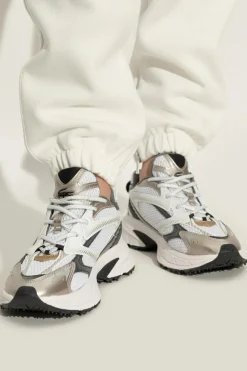 Lacoste WHITE Sports shoes `L003 Neo Shot`