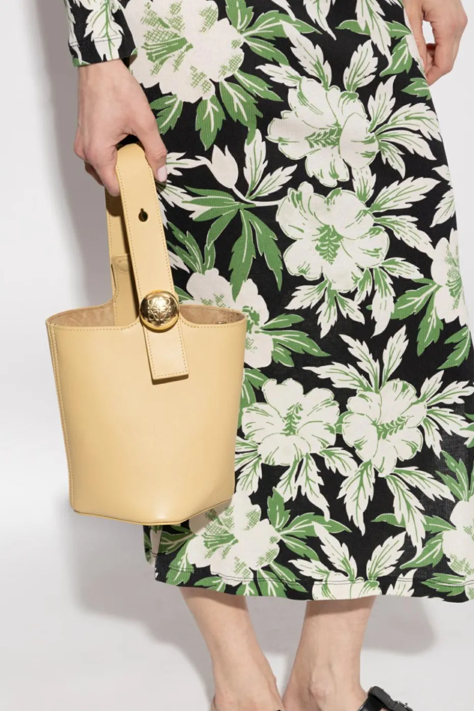 Loewe beige ‘Pebble Mini’ bucket bag