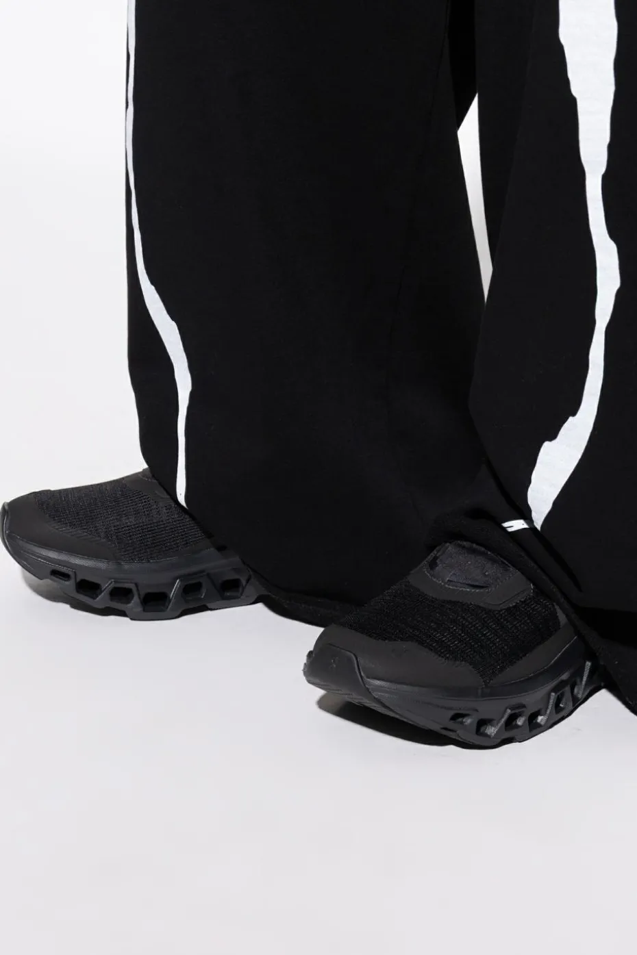 On Running BLACK Cloudmonster Void sports shoes