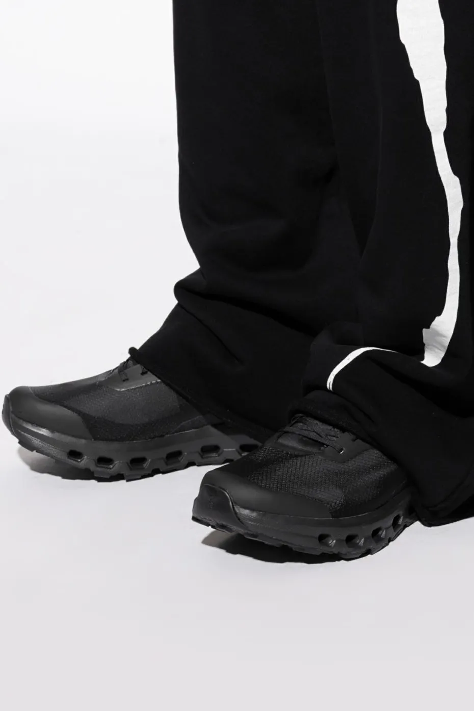 On Running BLACK Sports shoes "Cloudvista 2"
