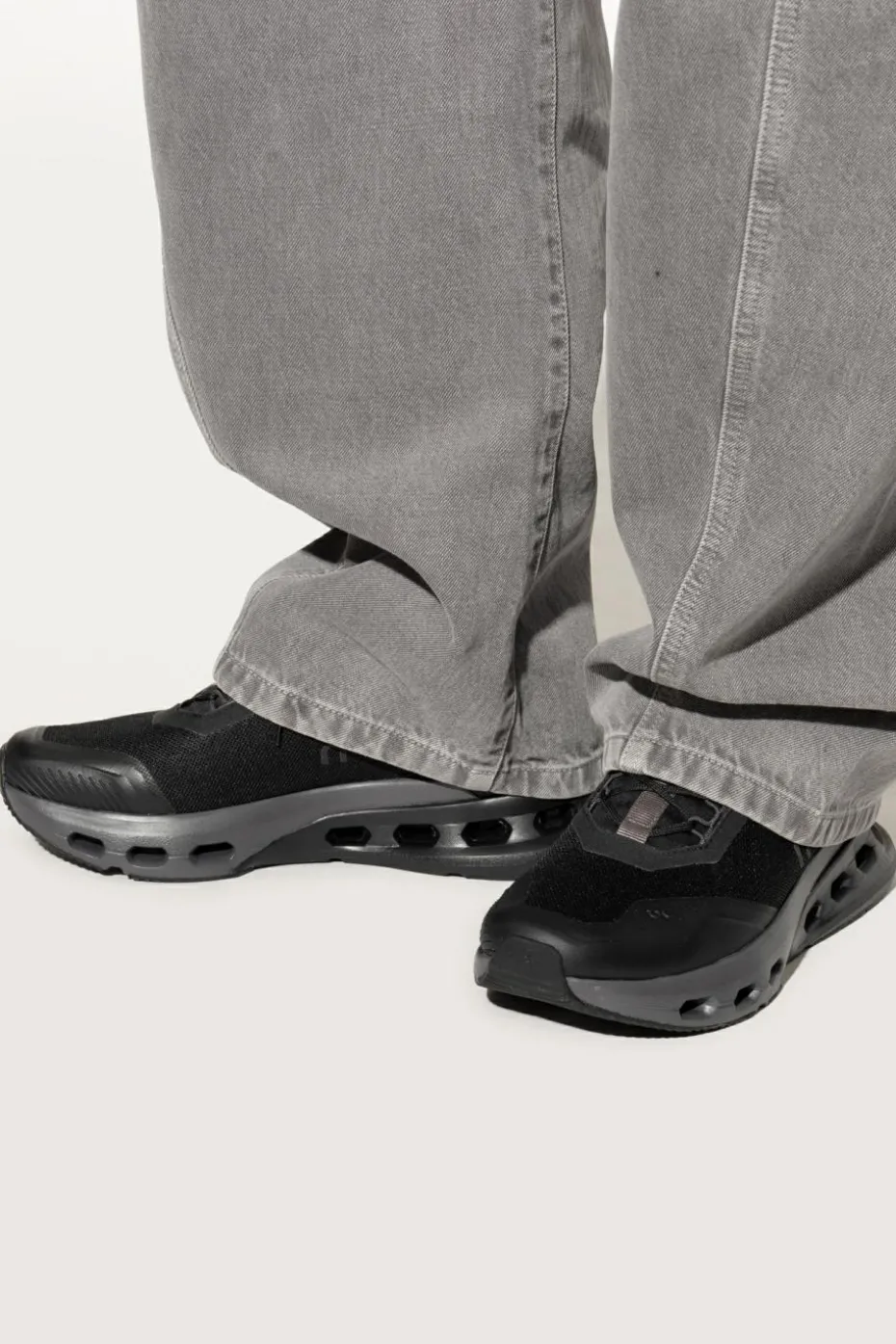 On Running BLACK Sports shoes "Cloudnova X"