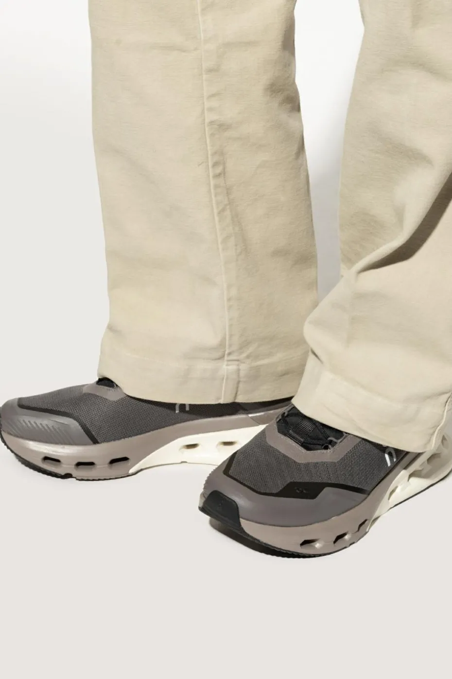 On Running GREY Sports shoes "Cloudnova X"