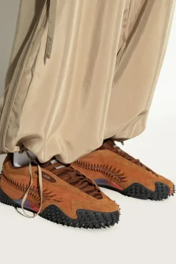 Puma BROWN Sports shoes `Mostro Craft Aries`