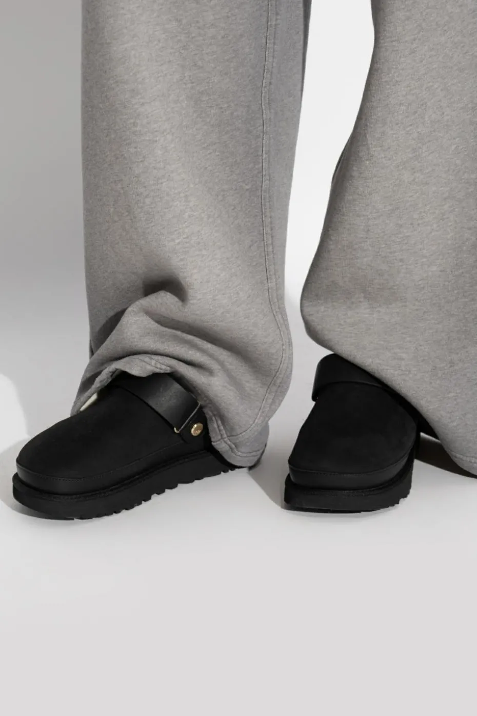 UGG BLACK Goldenstar Villa slides