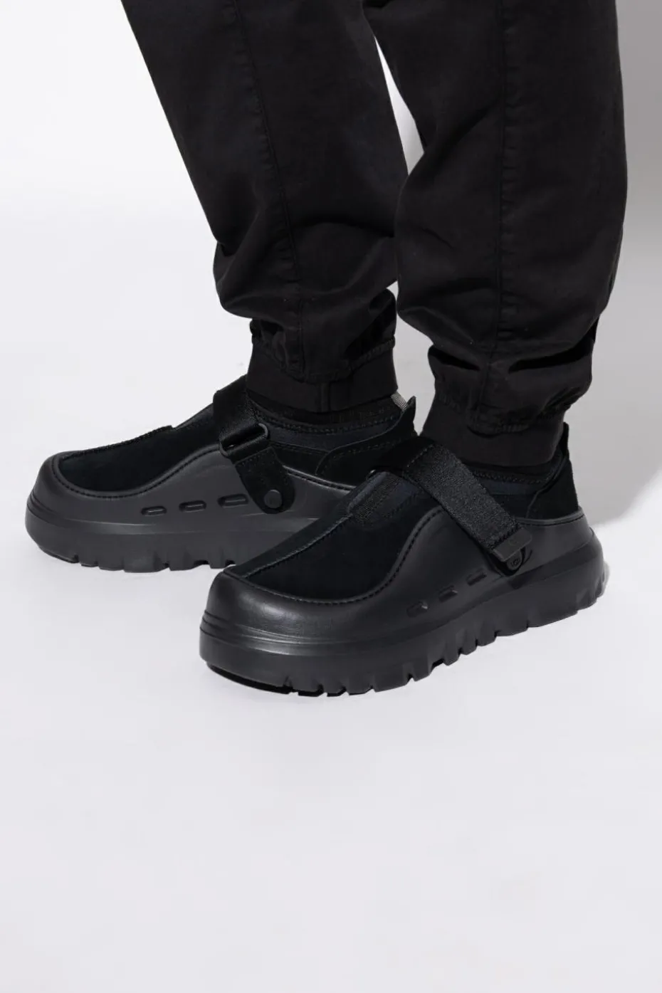 UGG BLACK Shoes "M PEAKMOD LOWCUT"