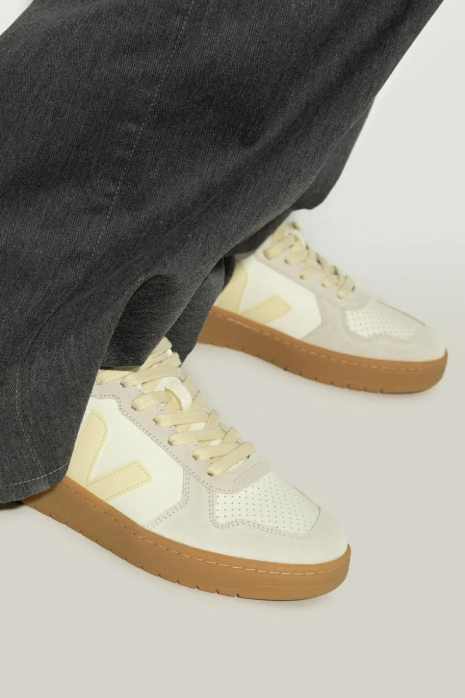 Veja cream Sneakers V-28