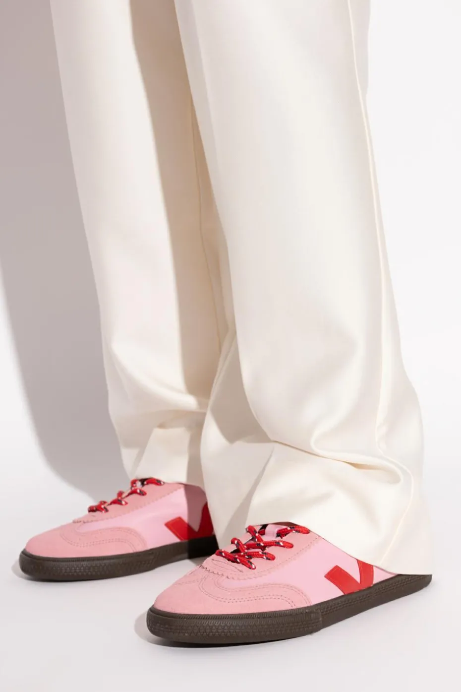 Veja PINK Sports shoes 'volley O.T. LEATHER'