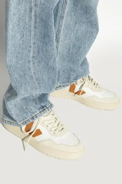 Veja WHITE Sports shoes `V-90 O.T. Leather`